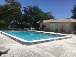 1560 Colonial Blvd-Unit -131 in Ft. Myers, FL - Foto de edificio - Building Photo