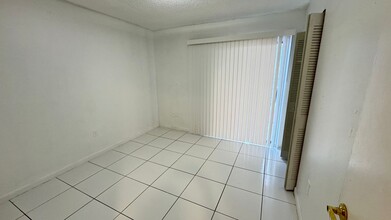 2319 W 60th St in Hialeah, FL - Building Photo - Building Photo