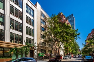 235 E 51st St in New York, NY - Foto de edificio - Primary Photo
