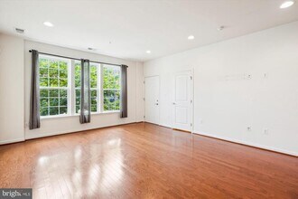 5460 Stream Bank Ln in Greenbelt, MD - Building Photo - Building Photo
