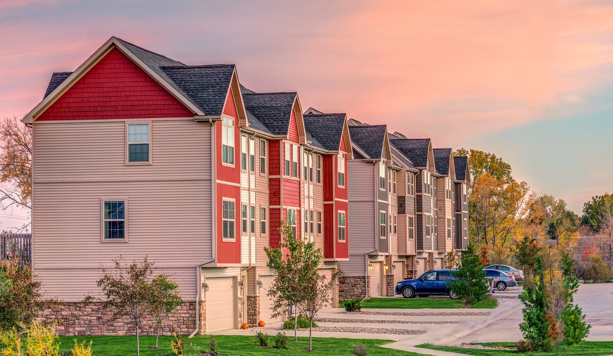 Village at Maple Bend Townhomes in West Des Moines, IA - Foto de edificio