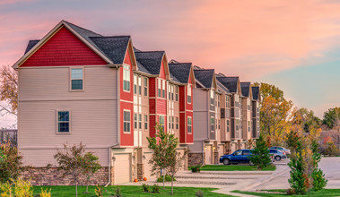 Village at Maple Bend Townhomes in West Des Moines, IA - Foto de edificio - Building Photo