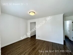 5821 SE Knapp St in Portland, OR - Foto de edificio - Building Photo