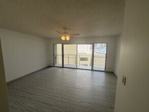731 Amana St, Unit 502 in Honolulu, HI - Foto de edificio - Building Photo