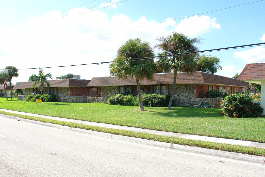 451 Banks Rd in Margate, FL - Building Photo