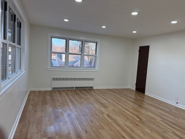 93 Clunie Ave, Unit 2 in Yonkers, NY - Building Photo - Building Photo