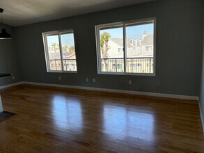 1027 Newport Ave in Long Beach, CA - Building Photo - Building Photo