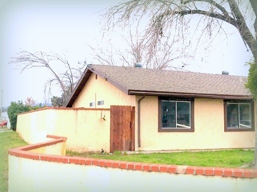 220 W Wright St in Hemet, CA - Building Photo