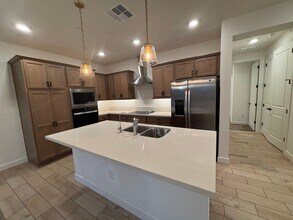 2121 W Sonoran Desert Dr in Phoenix, AZ - Foto de edificio - Building Photo