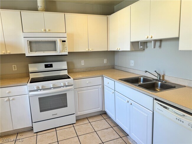 2121 Snead Dr in Lehigh Acres, FL - Building Photo - Building Photo