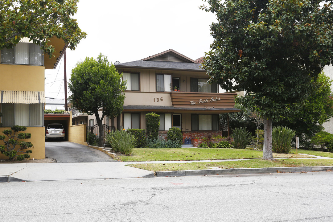 136 N Cedar St in Glendale, CA - Foto de edificio