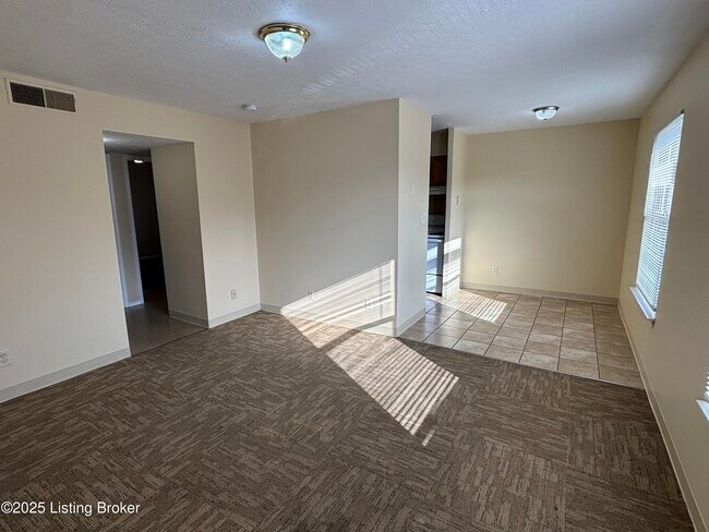 819 Colonial Park Dr in Jeffersonville, IN - Building Photo - Building Photo