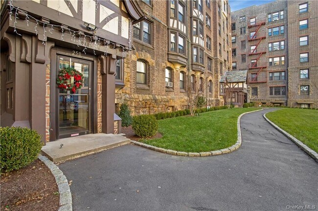 250 Martine Ave in White Plains, NY - Foto de edificio - Building Photo