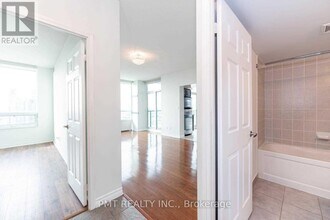 208 Enfield Pl in Mississauga, ON - Building Photo - Building Photo