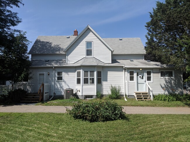 613 Bay St, Unit #1 Downstairs in St. Paul, MN - Foto de edificio - Building Photo