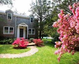 37 Towd Point Rd in Southampton, NY - Building Photo