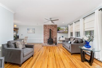 8 Wakeman Ct in Hampton Bays, NY - Building Photo - Building Photo