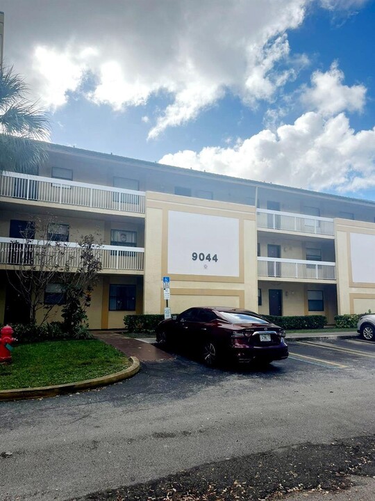 9044 NW 28th Dr in Coral Springs, FL - Building Photo