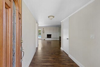 9325 Encino Ave in Los Angeles, CA - Building Photo - Building Photo