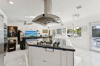 911 NW 7th St in Dania Beach, FL - Foto de edificio - Building Photo