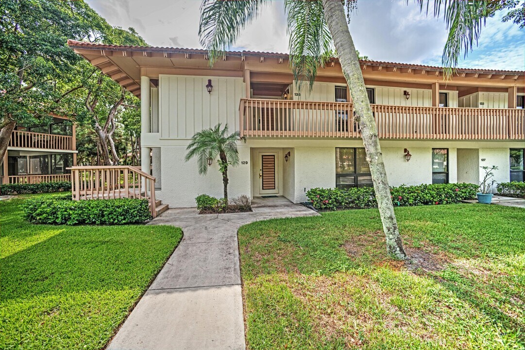 135 Brackenwood Rd in Palm Beach Gardens, FL - Foto de edificio