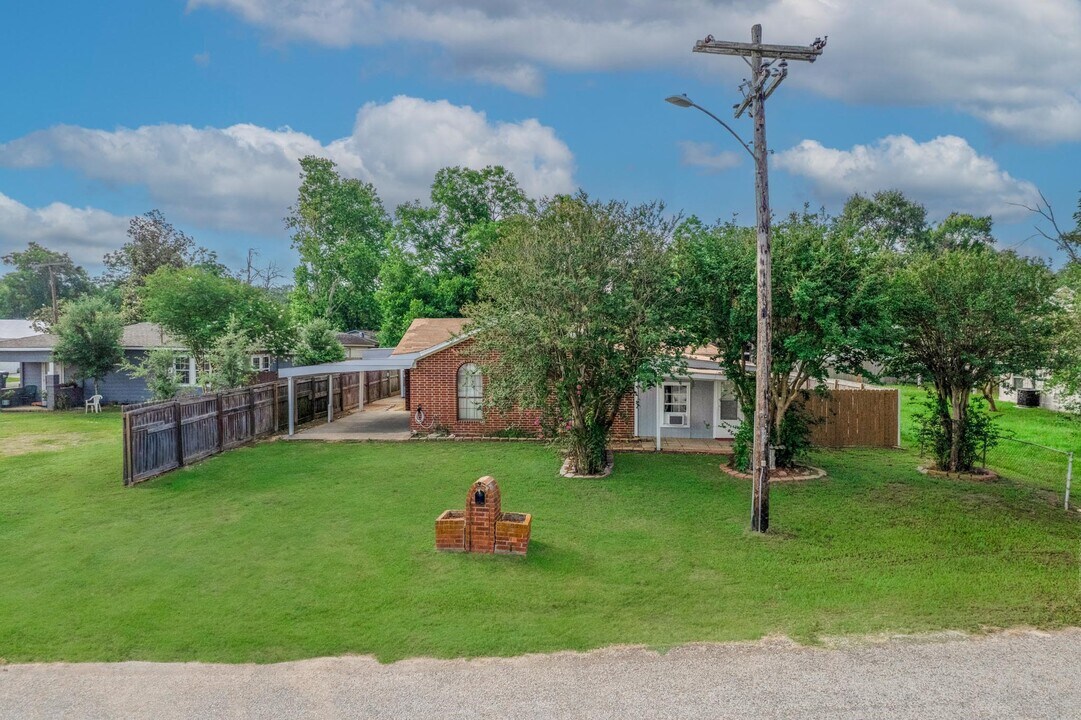 810 Roosevelt St in Sealy, TX - Building Photo