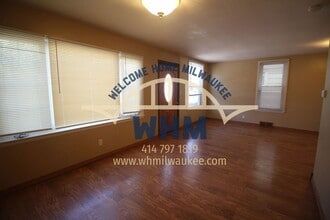 331 E Deer Pl in Milwaukee, WI - Building Photo - Building Photo