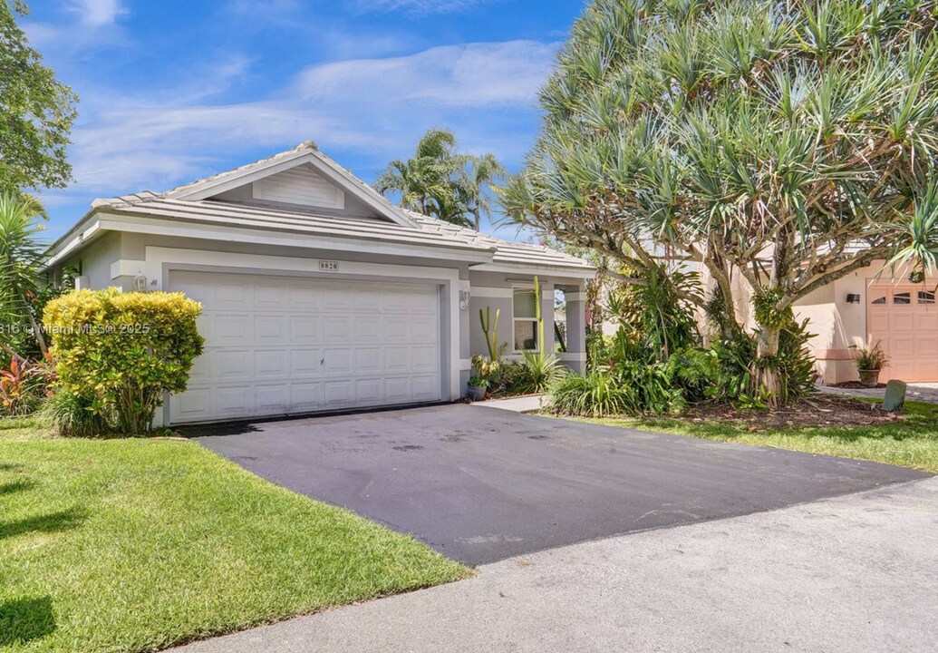 8820 Woodside Ct in Davie, FL - Building Photo