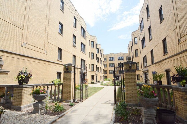 3833 N Greenview Ave, Unit J06P in Chicago, IL - Foto de edificio - Building Photo