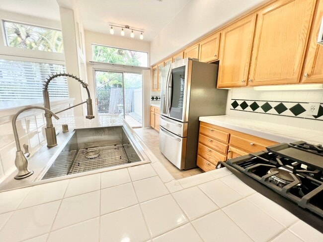 7575 Hazard Center Dr in San Diego, CA - Building Photo - Building Photo