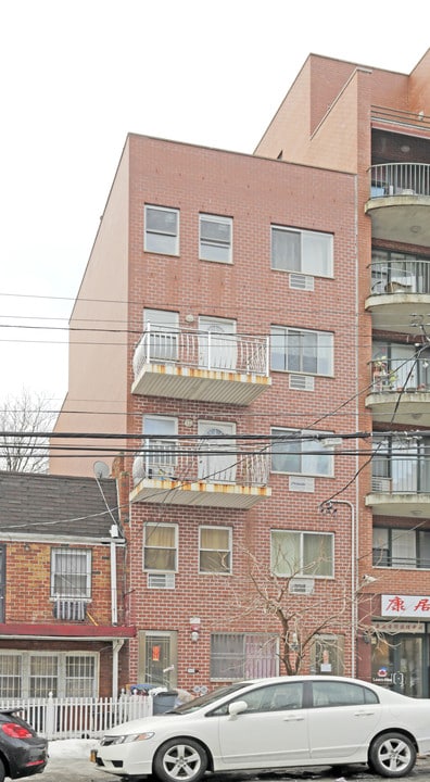 136-22 35th Ave in Flushing, NY - Foto de edificio
