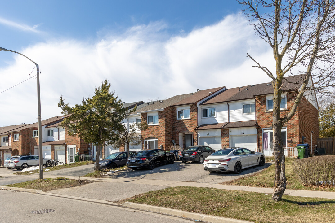 24 Carolbreen Sq in Toronto, ON - Building Photo