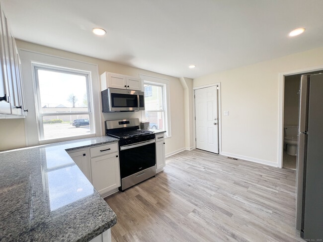 353 Bridgeport Ave in Milford, CT - Building Photo - Building Photo