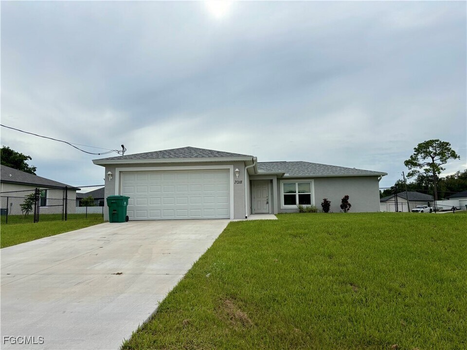 7018 Palpano Cir in La Belle, FL - Building Photo