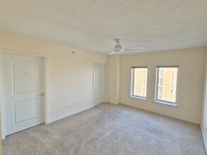 655 Perrie Dr, Unit 501 in Elk Grove Village, IL - Foto de edificio - Building Photo