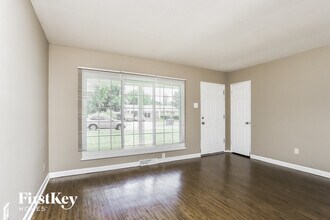 1830 Jenkee Ave in Florissant, MO - Foto de edificio - Building Photo