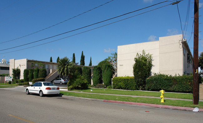 7271-7281 Plaza St in Westminster, CA - Foto de edificio - Building Photo
