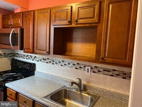 1221 S 52nd St in Philadelphia, PA - Building Photo - Building Photo