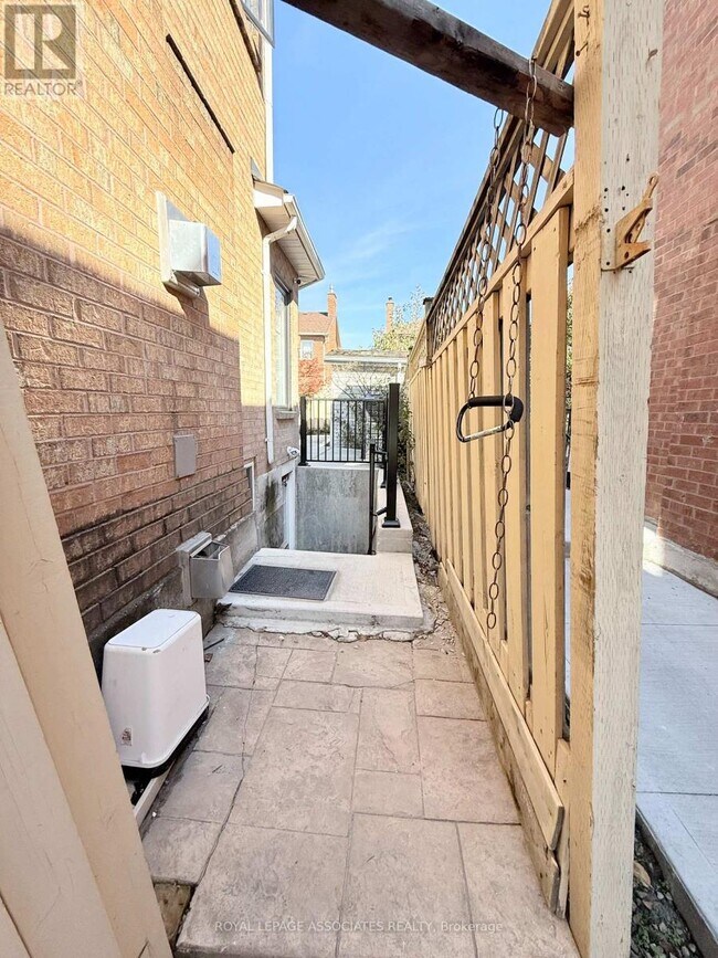 17 Leeward Dr in Brampton, ON - Building Photo - Building Photo