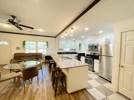 1404 Windsor St in Huntsville, TX - Building Photo