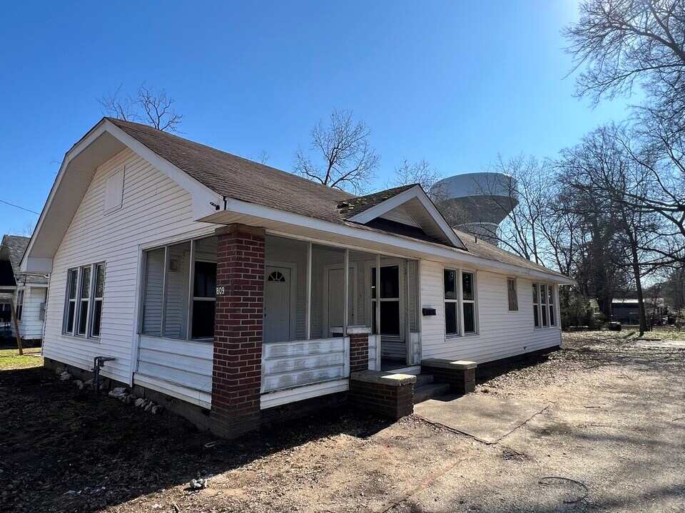 809 E Sullenberger Ave in Malvern, AR - Building Photo