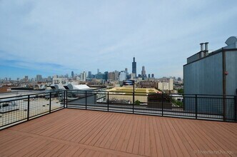 1224 W Van Buren St, Unit 216 in Chicago, IL - Foto de edificio - Building Photo