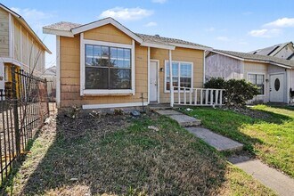 10328 Chelmsford Dr in Dallas, TX - Foto de edificio - Building Photo