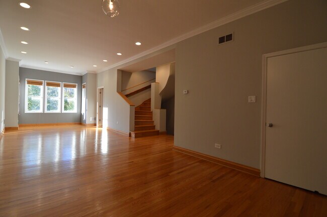 1440 W Melrose St, Unit 2 in Chicago, IL - Foto de edificio - Building Photo