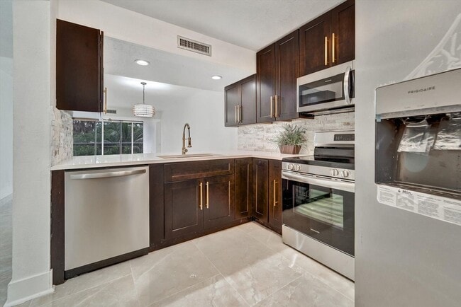 6181 Balboa Cir, Unit 303 in Boca Raton, FL - Foto de edificio - Building Photo