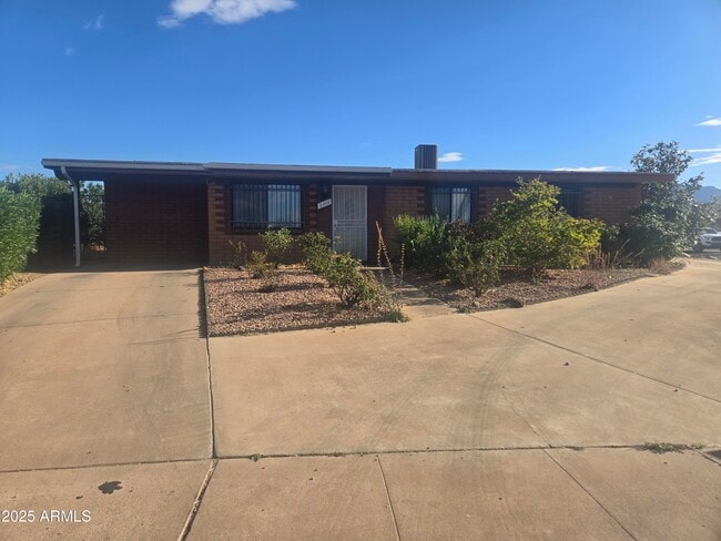 property at 2000 E Santa Maria Dr