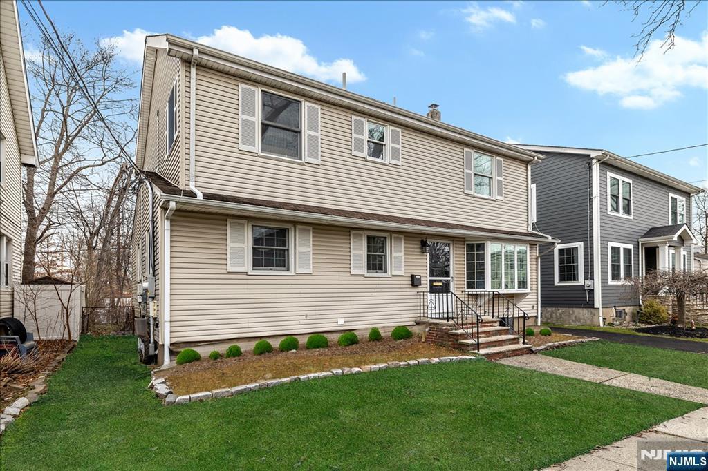 16 Morse Ave in Rutherford, NJ - Building Photo