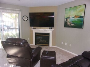 2001 Eastwood Dr in Vacaville, CA - Foto de edificio - Building Photo