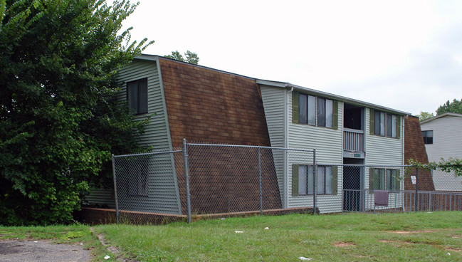 1200 Angelus Dr in Raleigh, NC - Foto de edificio - Building Photo