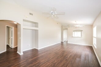 10704 Navigation Dr in Riverview, FL - Foto de edificio - Building Photo